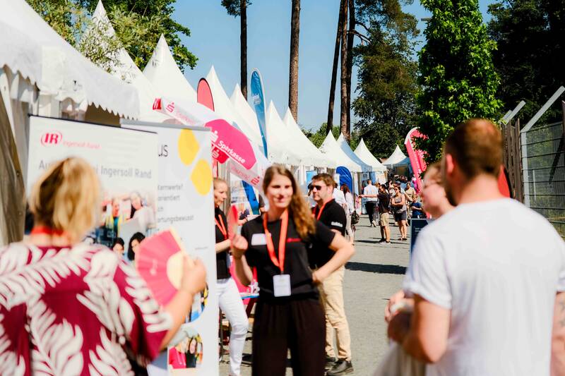 news/jobs-im-park-im-tierpark-rheinboellen-grosse-resonanz-trotz-sommerhitze-s212576